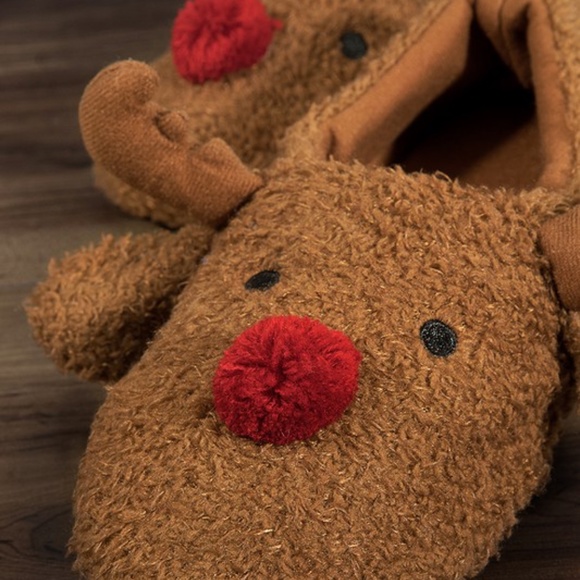 Cozy reindeer house slippers - Picture 3 of 6